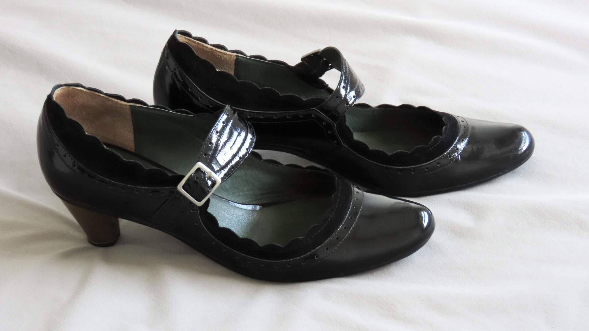 ストラップ付きハイヒール